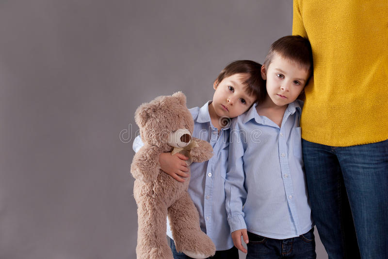 Traurige Kleine Kinder, Jungen, Ihre Mutter Zu Hause Umarmend, Isolat über Traurige Kinder Bilder