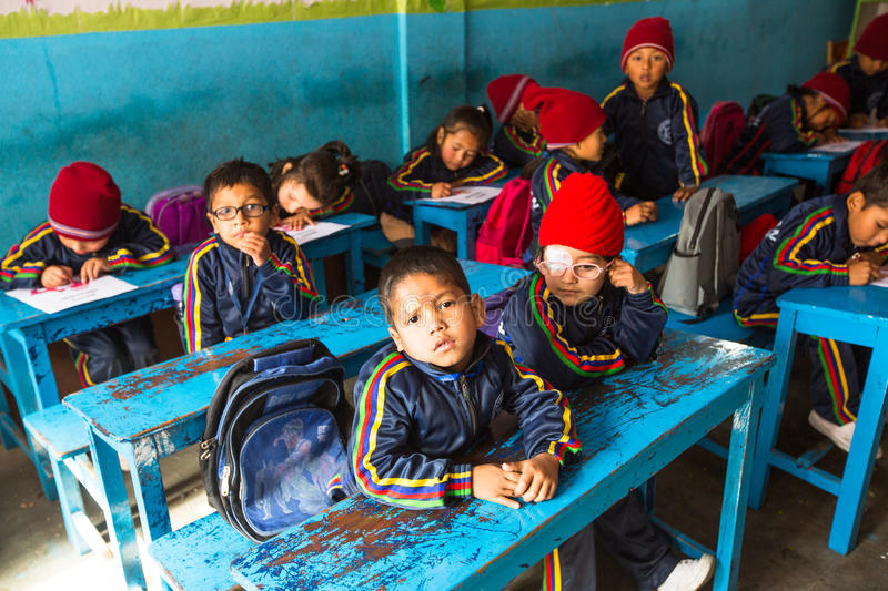 Unbekannte Kinder In Der Lektion An Jagadguru-Schule Schule Hergestellt innen Kinder Bilder Während Schule