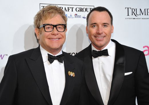 Vaterglück Per Leihmutter: Elton John Ist Papa - Der Spiegel für Elton John Kinder Bilder