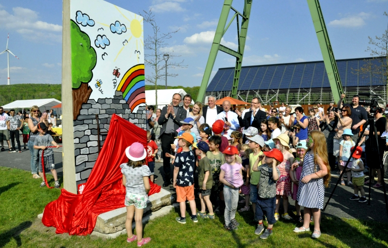Von Kindern Gestaltetes Stück Der Berliner Mauer Enthüllt - Lokalklick.eu über Kinder Bilder Ausserhalb Der Eu
