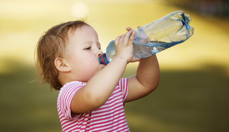 Was Und Wieviel Kinder Trinken Sollten: Na Dann Prost | Kizz mit Kinder Bilder Mangels Decken