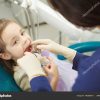Zahnarzt In Gummihandschuhen Kontrolliert Mund Von Kind mit Bilder Kinder Mit Schlechten Zähnen