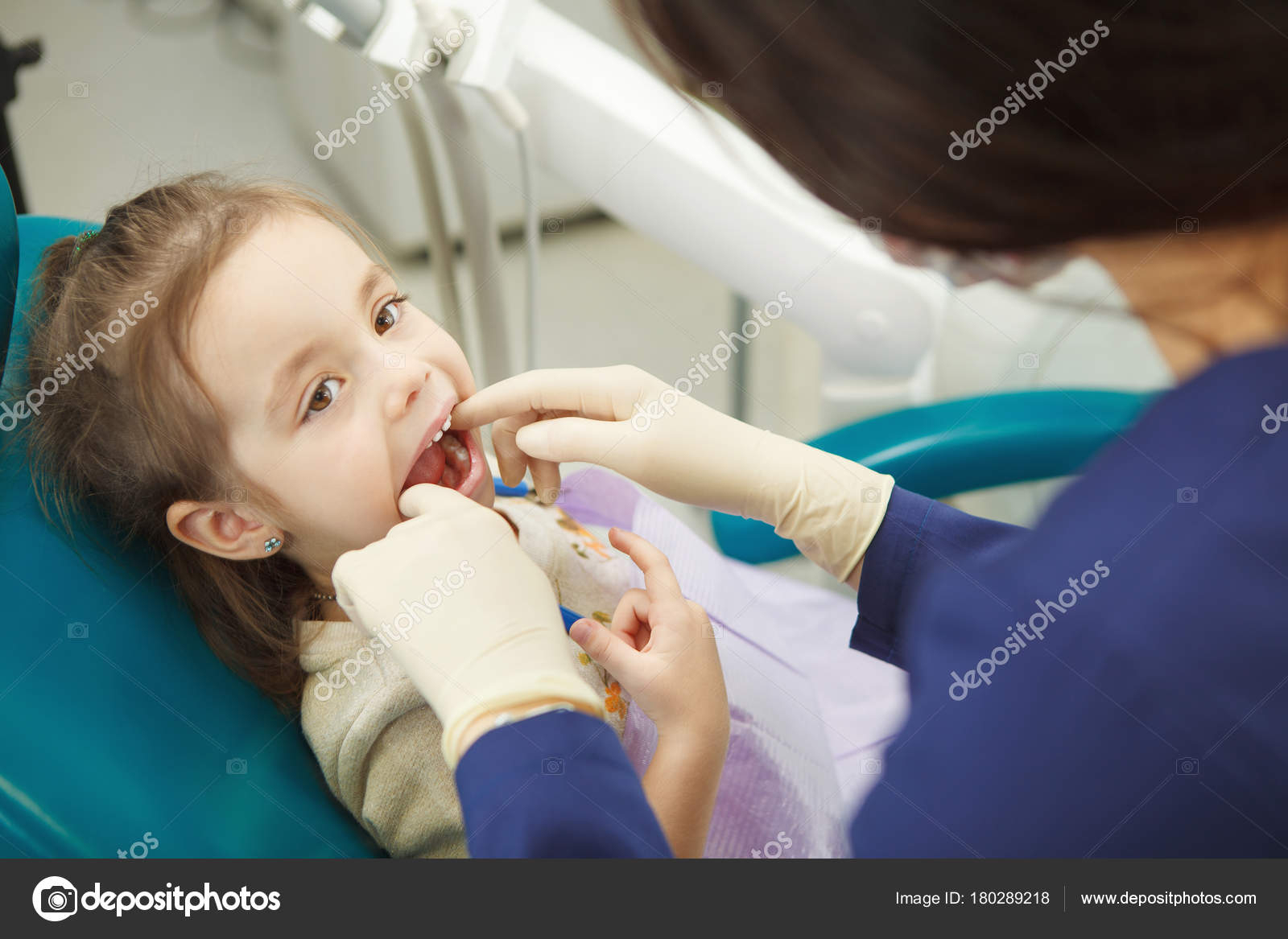 Zahnarzt In Gummihandschuhen Kontrolliert Mund Von Kind mit Bilder Kinder Mit Schlechten Zähnen