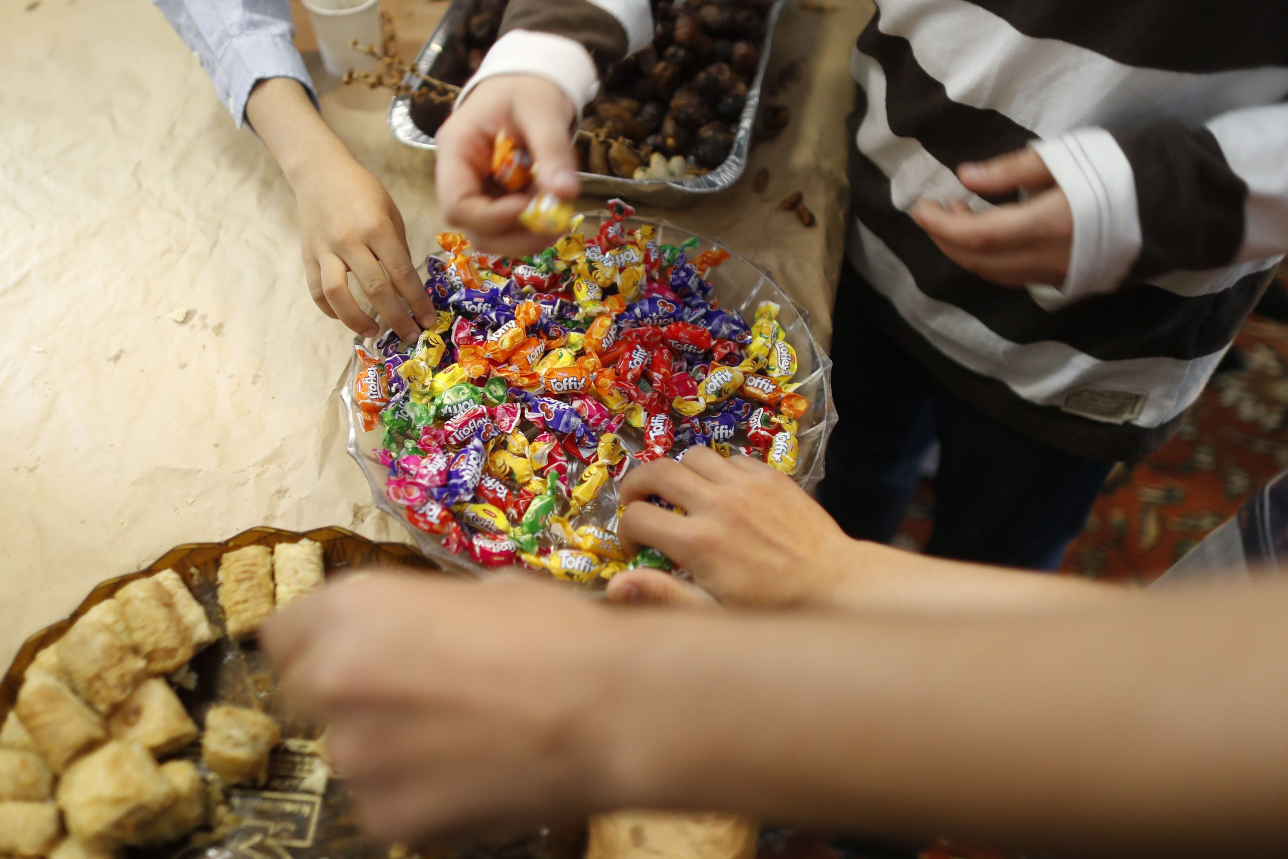 „Zuckerfest&quot;, Das Islamische Fest Des Fastenbrechens | Politik Für bestimmt für Zahnspangen Für Kinder Bilder