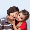 Zwei Kinder, Die Sich Umarmen | Premium-Foto ganzes Bilder Kinder Umarmen Sich
