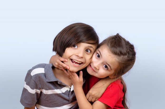 Zwei Kinder, Die Sich Umarmen | Premium-Foto ganzes Bilder Kinder Umarmen Sich