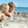Zwei Kinder Spielen Am Strand | Stockfoto | Colourbox über Kinder Bilder Verkaufen