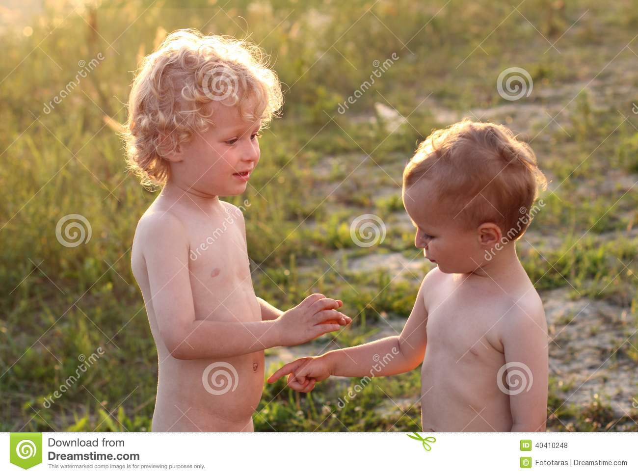 Zwei Kleine Jungen Stockfoto. Bild Von Jungen, Klein - 40410248 über Kinder Bilder Verkaufen