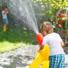 Zwei Kleine Kinder Spielen Mit Gartenschlauch Im Sommer — Stockfoto verwandt mit Kinder Bilder Spielen