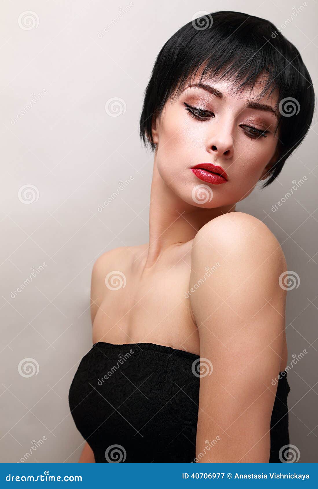 Sexy Frau Mit Dem Schwarzen Kurzen Styly Schauenden Haar Stockbild