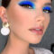 32 Glamorous Makeup Ideas For Any Occasion - Bright Blue Makeup Look bestimmt für Make Up Looks