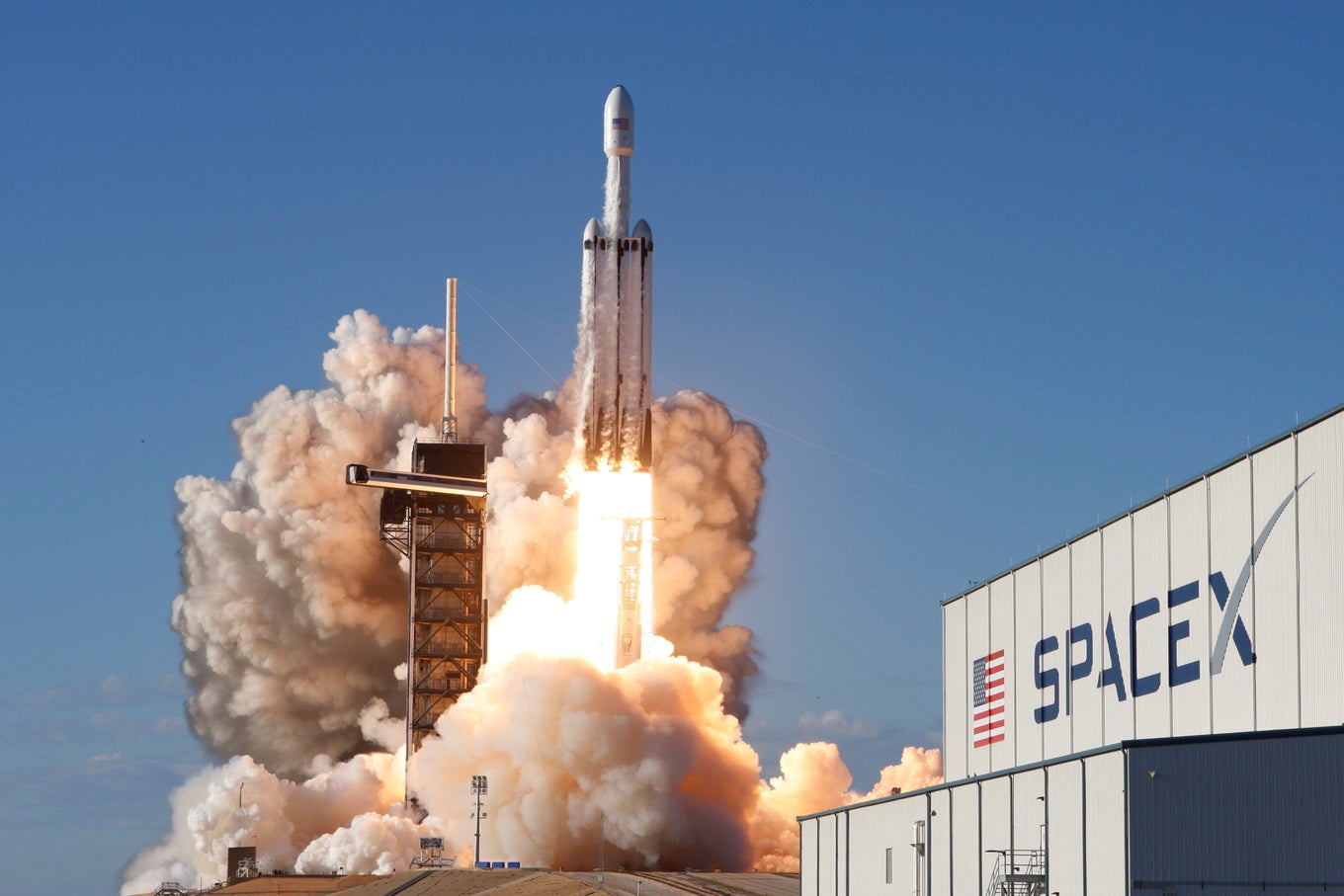 SpaceX: Erster kommerzieller Flug der Rakete Falcon Heavy