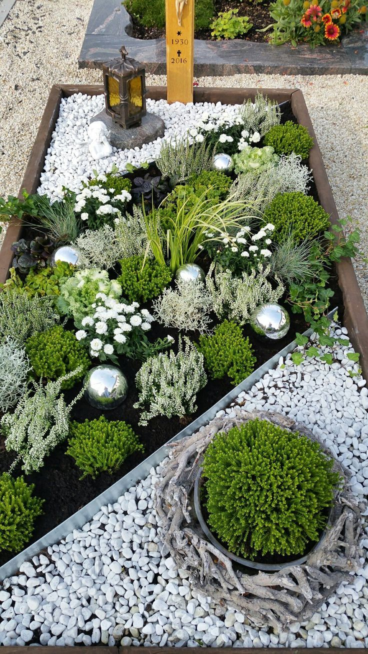 A Garden With Gravel, Rocks And Plants In The Center Is Displayed On An bei Grabbepflanzung Sommer Einzelgrab