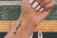 Be Strong  Tatuajes Delicados Femeninos, Tatuajes Escritos, Tatuajes bei Kleine Tattoos Mit Bedeutung Handgelenk