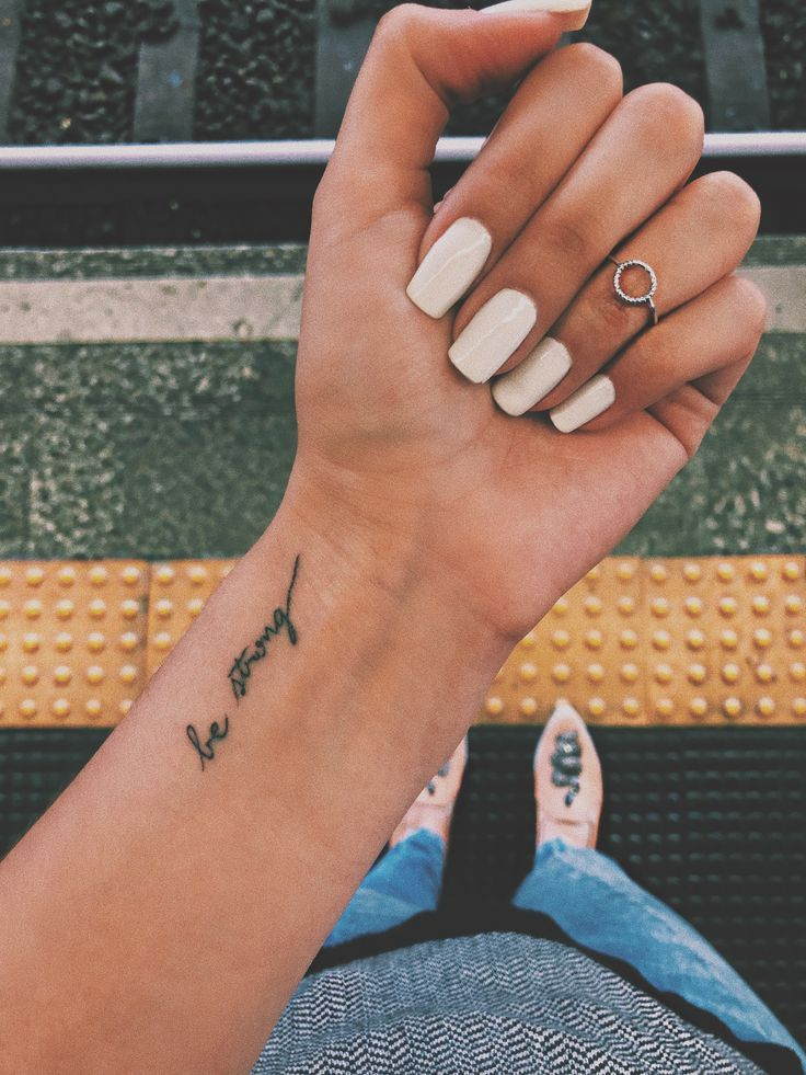 Be Strong  Tatuajes Delicados Femeninos, Tatuajes Escritos, Tatuajes bei Kleine Tattoos Mit Bedeutung Handgelenk
