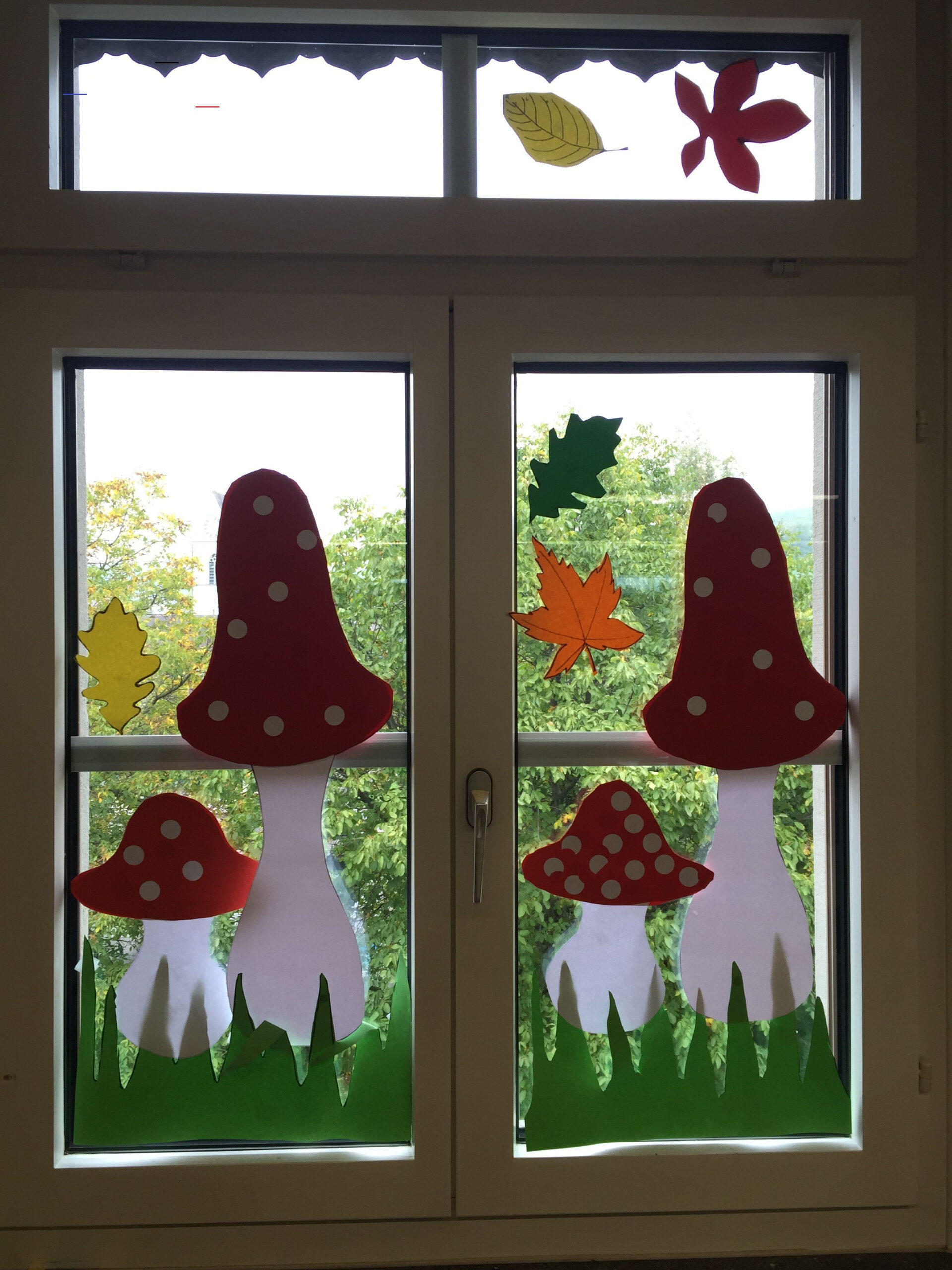 #Bricolageautomne  Bastelideen, Herbstbastelprojekte, Bastel Herbst in Fensterdeko Basteln Mit Kindern