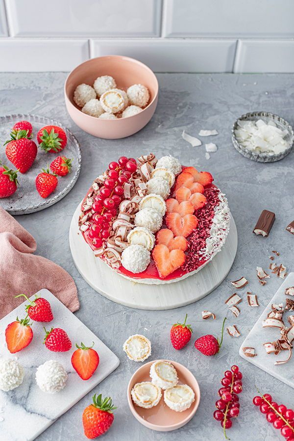 Erdbeer-Torte Mit Raffaello® In 2021  Erdbeer Torte, Lebensmittel bestimmt für Fertige Torte Pimpen