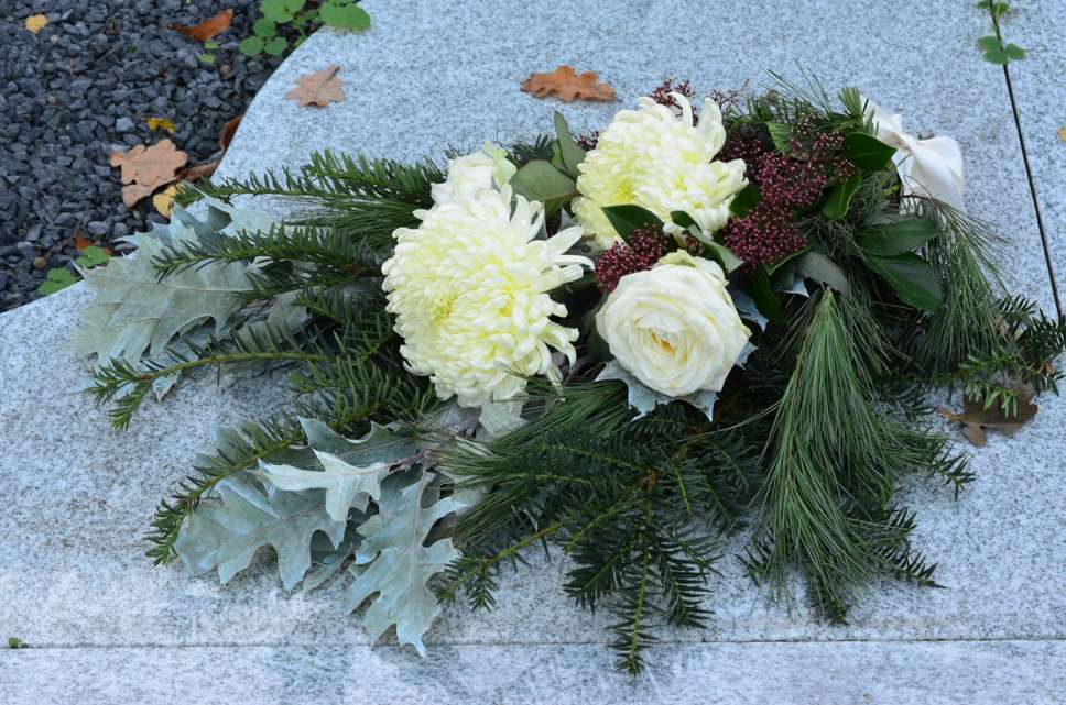 Grabschmuck Selber Machen - Liegestrauß Mit Frischen Blumen Zu in Ausgefallen Trauergestecke Für Urnenbeisetzung