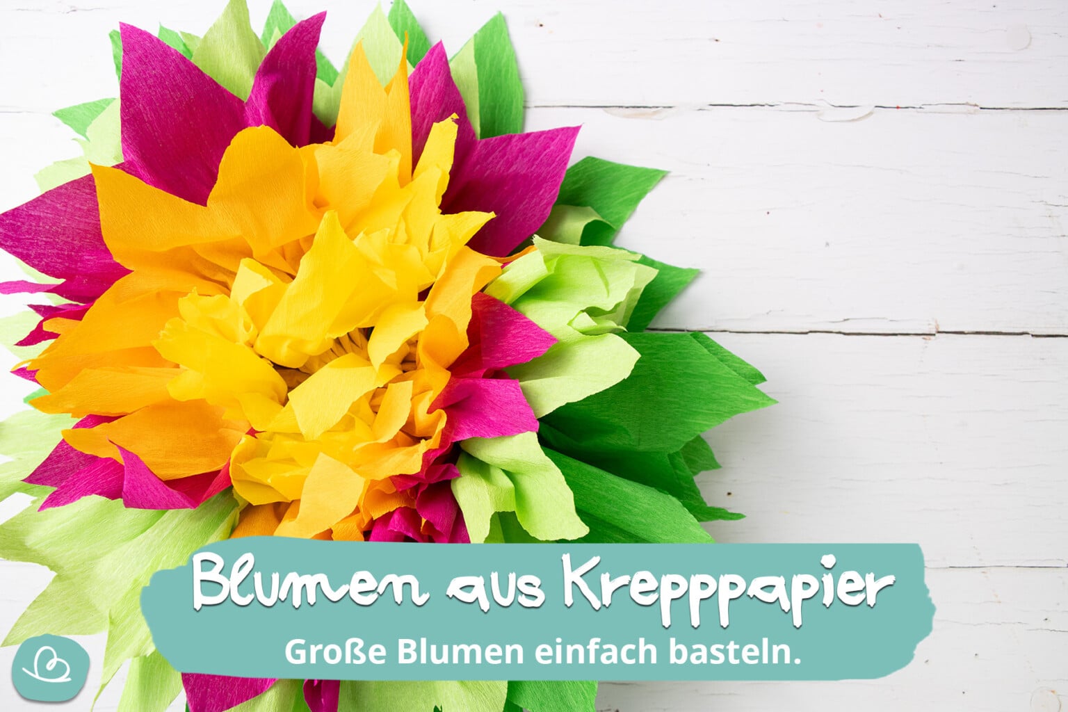 Große Blumen aus Krepppapier basteln | DIY Anleitung - Wunderbunt.de