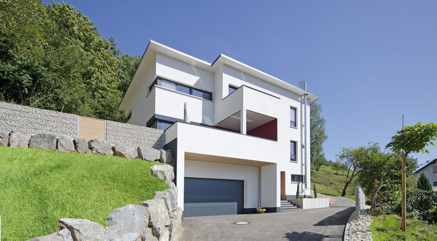 Haus Berghammer: Als Haus In Extremer Hanglage Mit Transparenten über Häuser Am Hang