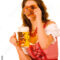 &quot;Lustige Frau Hält Ein Bier Und Schaut Durch Eine Brezn&quot; Stockfotos Und über Lustige Bier Bilder Mit Frauen