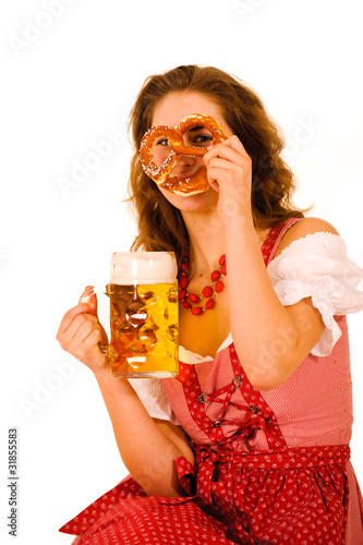 &quot;Lustige Frau Hält Ein Bier Und Schaut Durch Eine Brezn&quot; Stockfotos Und über Lustige Bier Bilder Mit Frauen