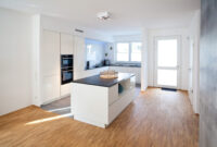 Moderne Hochglanz-Küche In Weiß Mit Kücheninsel, Bora Kochfeld Und Neff innen Moderne Offen Küche Mit Kochinsel Moderne Hochglanz-Küche In Weiß Mit Kücheninsel, Bora Kochfeld Und Neff innen Moderne Offen Küche Mit Kochinsel