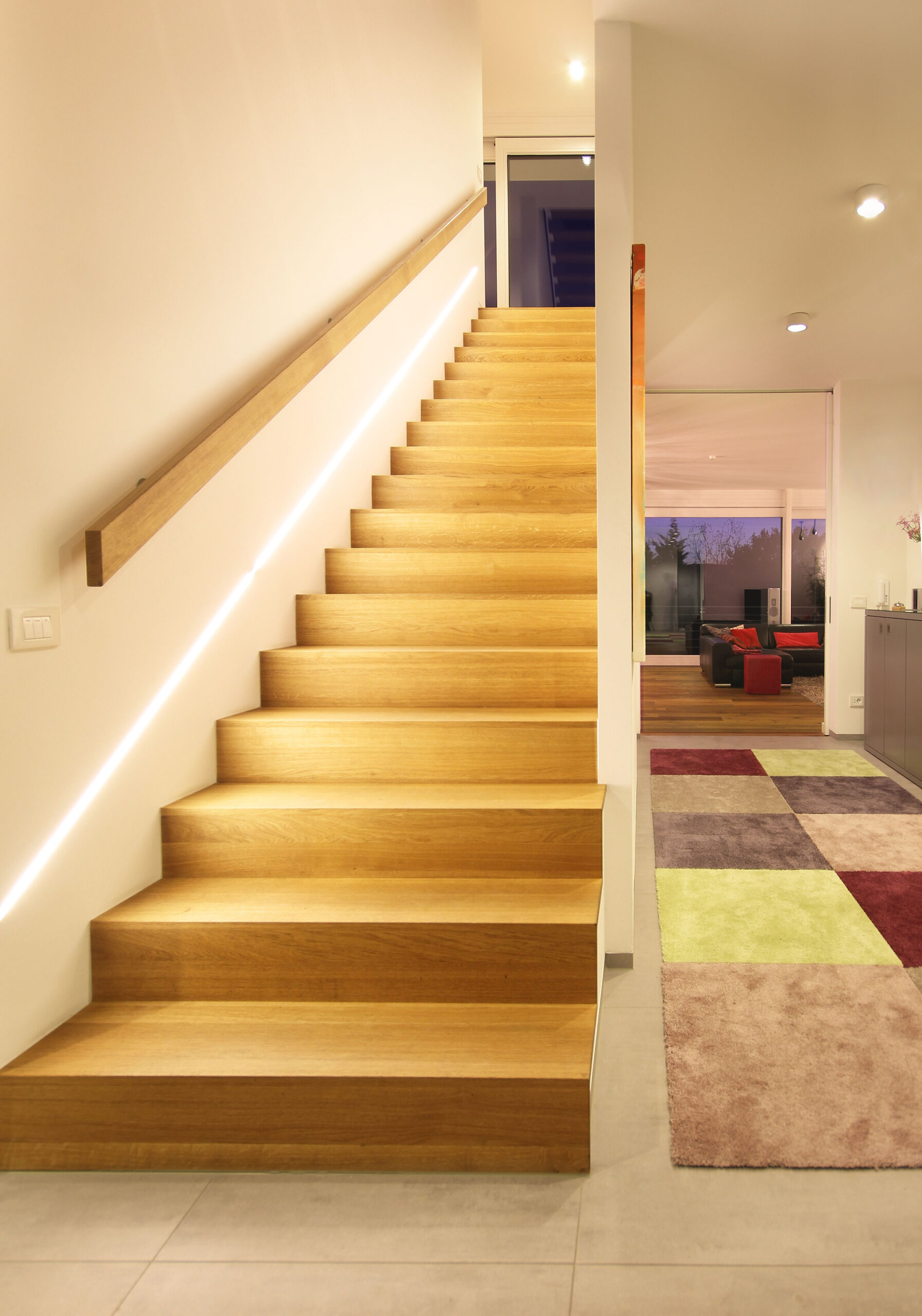 Modernes Treppendesign Mit Led-Lichtband. Gerade Betontreppe Mit innen Hauseingang Treppe Modern