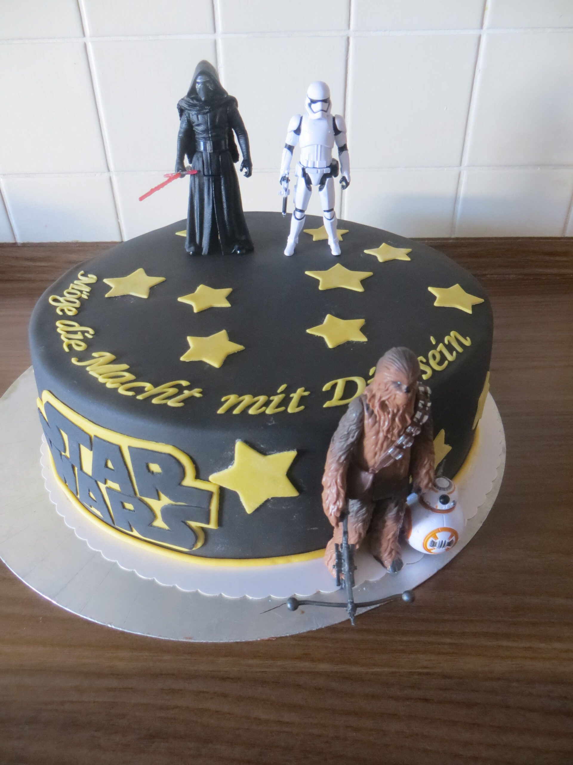 Starwars-Torte Mit Gekauften Figuren Julia, Cake, Desserts, Food in Star Wars Torte
