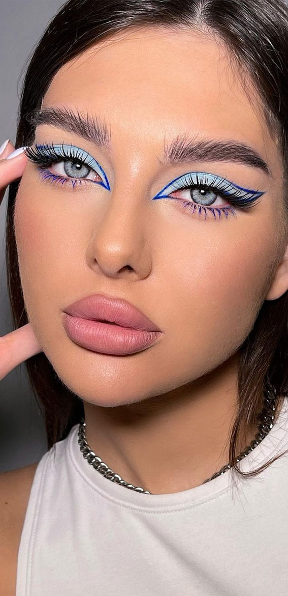Stunning Makeup Looks 2021 : Blue And Electric Blue Makeup Look bestimmt für Make Up Looks