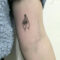 Tattoo-Motiv Arm Hand Mit Zwei Fingern Gekreuzt  ᵇᵒᵈʸ ᵃʳᵗ mit Kleine Tattoos Mit Bedeutung Handgelenk