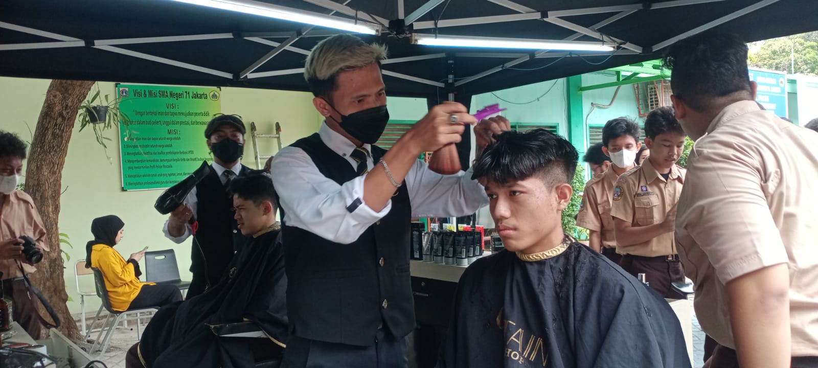 Definisi Razia Ganteng, Razia Rambut Pakai Hair Stylist Profesional