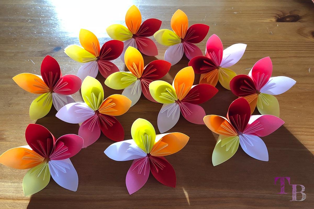 DIY Blumen aus quadratischem Papier – einfacher Bastelspaß mit Kindern
