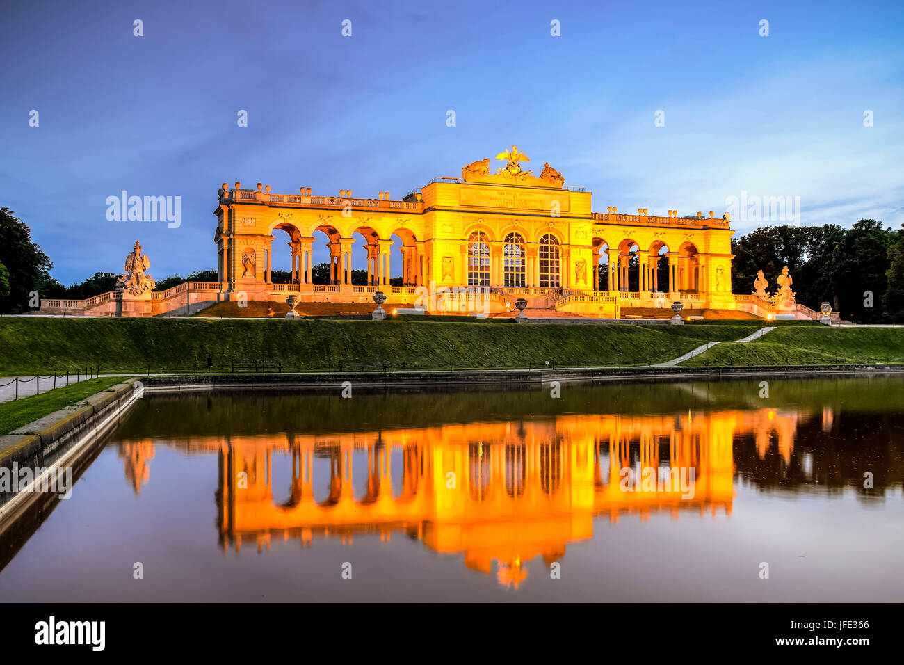 Die Gloriette-Denkmal im Hinterhof von Schloss Schönbrunn in Wien