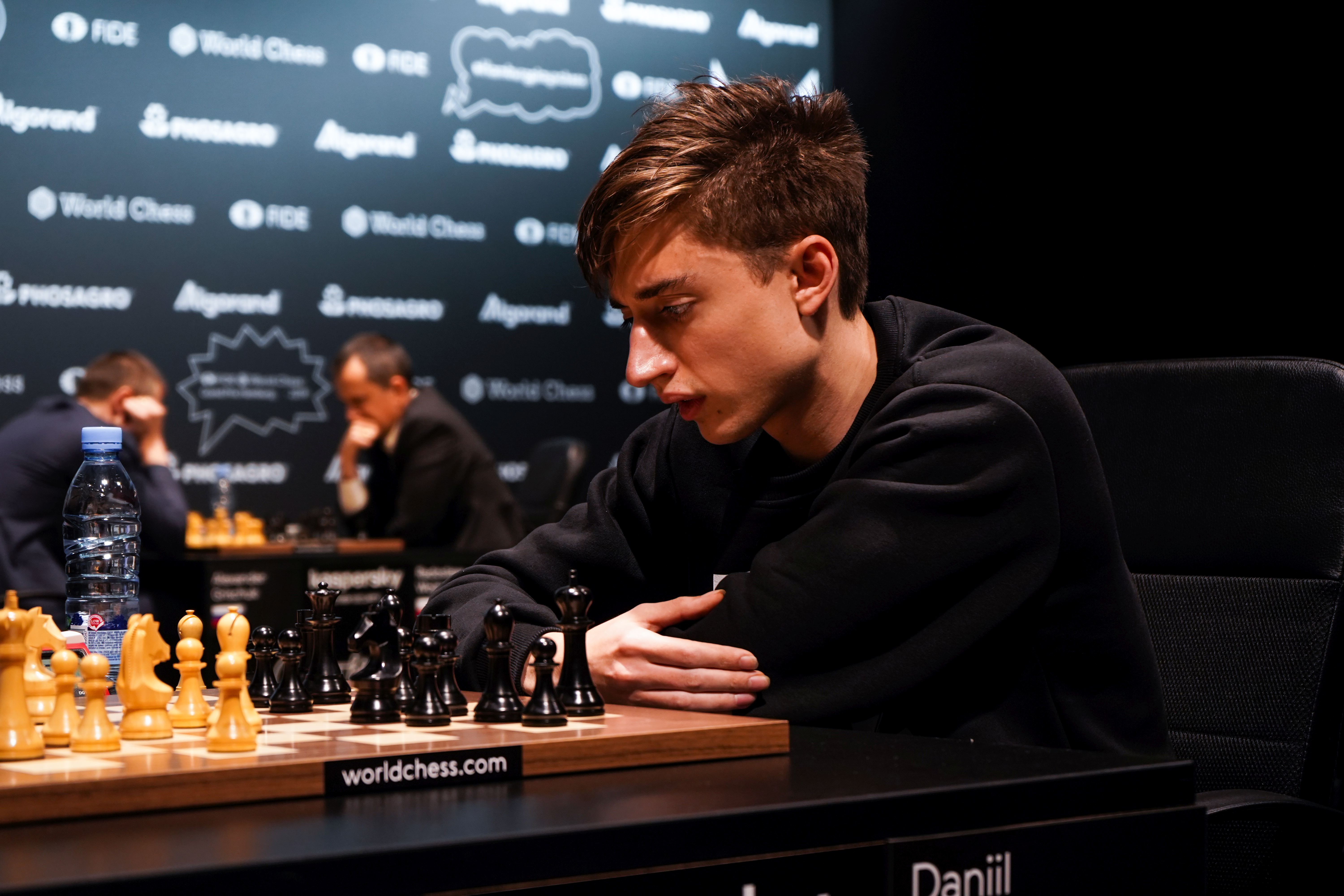 FIDE Grand Prix: Daniil Dubow schaltet den Weltcupsieger aus