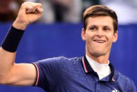 hubert hurkacz shirt off