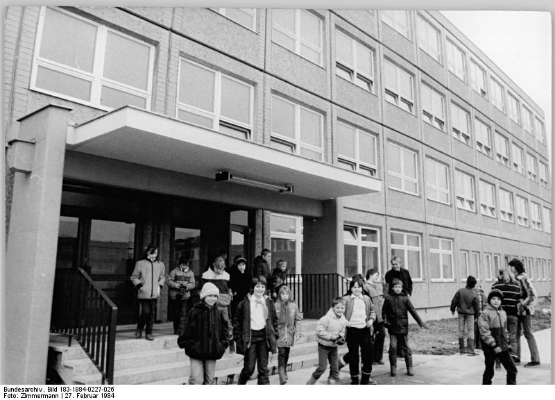 Bundesarchiv_Bild_183-1984-0227-026_Berlin_Marzahn_Polytechnische