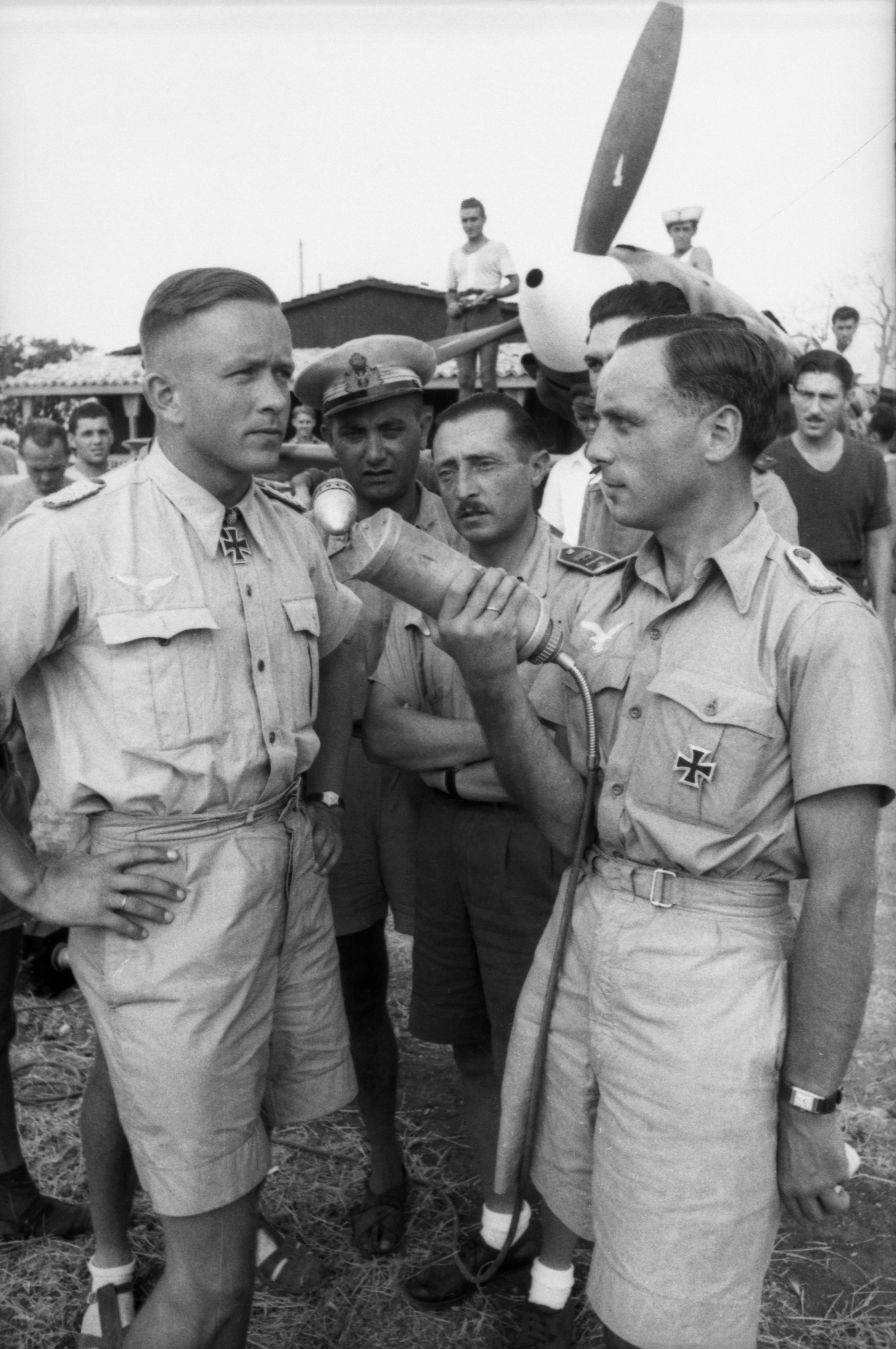 Günther von Maltzahn, of Jagdgeschwader 53, surrounded by Italian