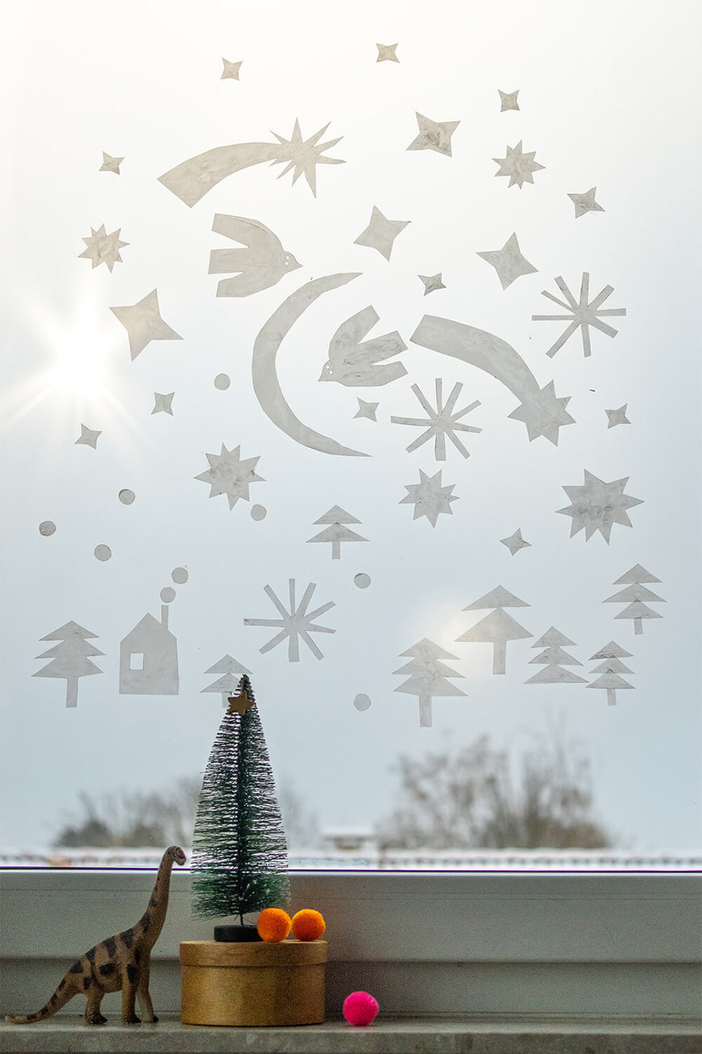  Zarte Winterschatten: Ein weihnachtliches Fensterbild zum Ausdrucken Illustration 